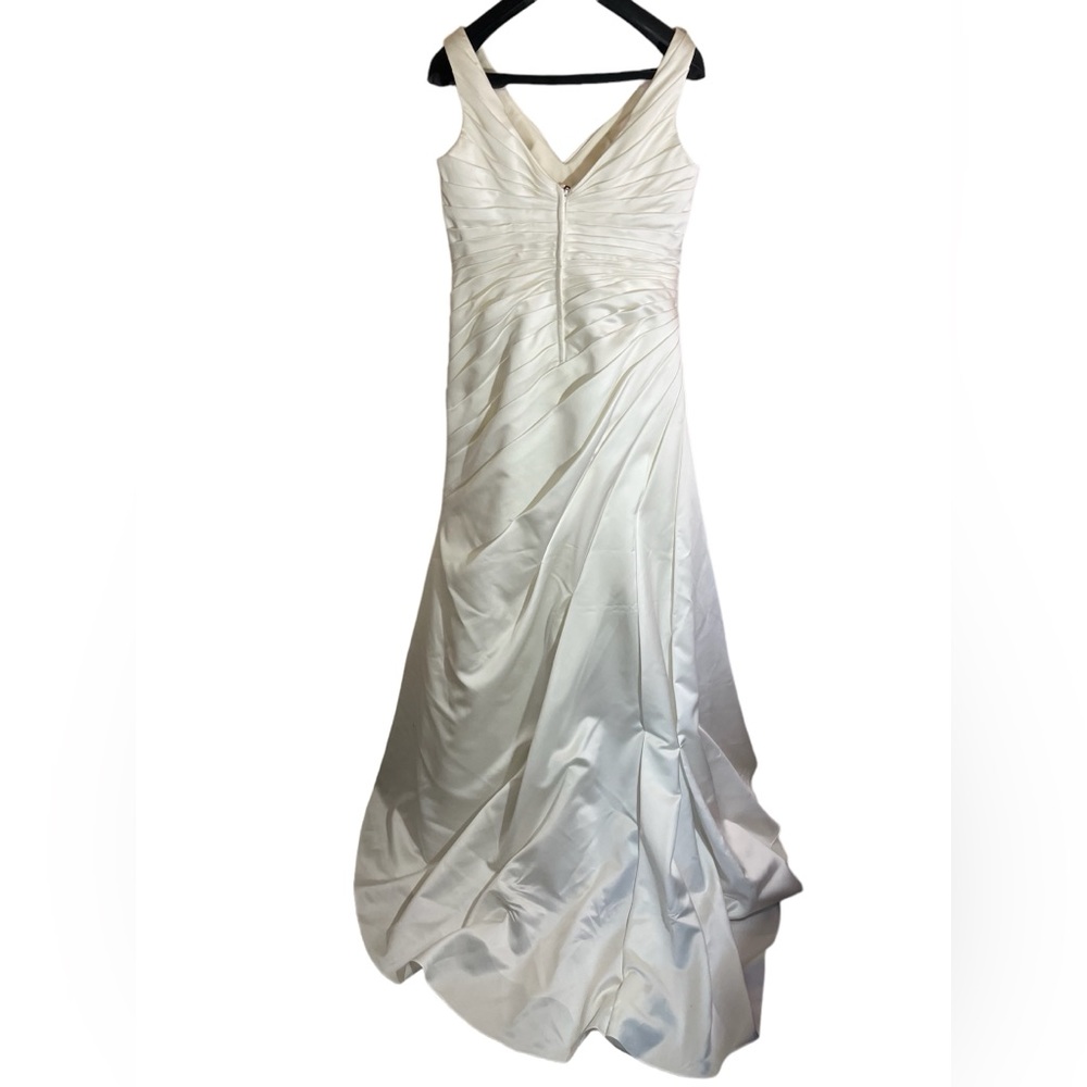 NWT David’s Bridal Ivory Satin V-N Wedding Gown Floral Appliqué on Side Size 16W - Picture 6 of 15